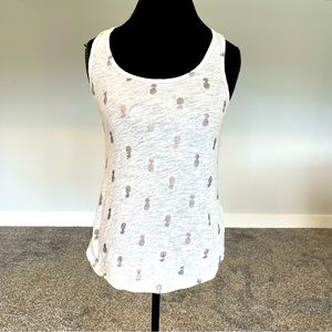 Old Navy women’s soft gray tank top with silver pineapple pattern. Size Medium